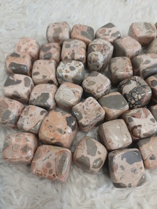 Piedra de jaspe con textura de piel de leopardo, tonos terrosos y patrones de manchas distintivos, acabado pulido suave para uso mineral. - Product Image 2