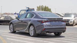 Lexus 2024 Usado para Pickup F Sport Platinum Gris Automático 4L Gasolina Interior de Cuero Oscuro R20 Aleación de Aluminio Euro VI - Product Image 5