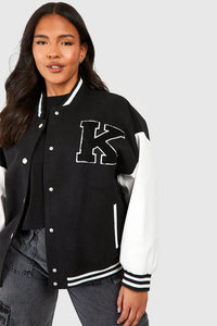 Chaqueta bomber de béisbol con mangas de PU estilo varsity, diseño personalizado, color negro, para mujer, talla grande. - Product Image 4