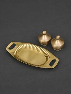 Plateau de service en laiton royal, conçu pour refléter le luxe et l'histoire, idéal pour servir des repas, des collations et des boissons. - Product Image 2