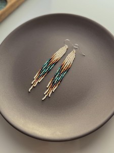 Pendientes colgantes de estilo bohemio con cuentas de arroz coloridas, geométricos, largos, con borlas y cuentas de semillas, con adornos de plumas. - Product Image 5