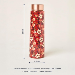 Bouteille d'eau en cuivre à motif floral personnalisé, rouge avec couvercle en or rose, gourde de voyage portable, 26 cm, haute qualité - Product Image 1