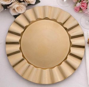 Plato de metal resistente y duradero con patrones artísticos grabados, perfecto para catering de alta calidad y uso doméstico. - Product Image 4