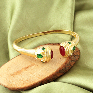 Bracelet manchette tendance en jade double rubis avec quartz émeraude et zircon cubique, en laiton plaqué or texturé, bijou audacieux et affirmé - Product Image 4