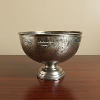 Seau à champagne antique en argent avec poignées en anneau, refroidisseur à vin vintage en métal, seau à glace de luxe sur piédestal pour la décoration de bars et d'hôtels