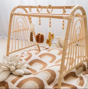 Parque Infantil de Bambú y Ratán Hecho a Mano con Juguetes Colgantes de Animales y Tapete de Juego Suave para Bebés - Ecowoodies Diseño Moderno para Juegos Infantiles en Interiores - Product Image 3