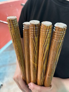 Manche de balai en bois d'eucalyptus, fourni par l'usine, avec revêtement PVC imitation bois pour le nettoyage domestique - Product Image 2