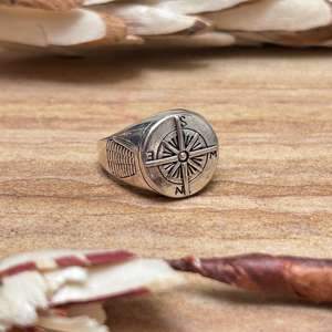 Bague signet boussole pour homme, style minimaliste nautique, en laiton plaqué argent, bijoux Faoshon en laiton de style géométrique, vente en gros - Product Image 2
