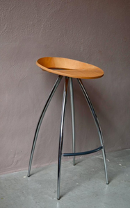 Tabouret de bar moderne en bois avec siège ergonomique incurvé et design robuste à quatre pieds, parfait pour le comptoir de cuisine et la salle à manger - Product Image 3