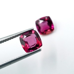 พลอยเบรลสีชมพูแดงสังเคราะห์จาก HAYAAT GEMS คู่หนึ่ง น้ำหนัก 2.10 กะรัต รูปทรงคุชชั่น 2 เม็ด สำหรับทำเครื่องประดับ - Product Image 3