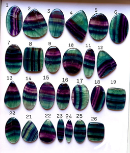 Cabujón de Fluorita Tallado con Figura Grabada con Tema de Amor de Gujarat ALIF CRYSTAL and AGATE - Product Image 1