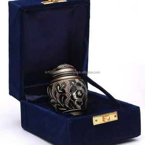 Urnes de souvenir en laiton personnalisées pour cendres disponibles avec option de gravure pour des cadeaux de souvenir significatifs et sincères - Product Image 3