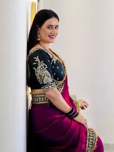 Sari en satin de soie magenta Fendy brodé avec des paillettes et une bordure en dentelle fantaisie, accompagné d'un chemisier en soie mono diamant de créateur - Product Image 2