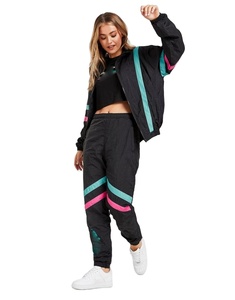 Conjunto Deportivo de 2 Piezas Personalizado para Mujer, Chaqueta Corta de Manga Larga con Ribete Reflectante de Nailon Negro para Verano y Pantalones Cortos de Poliéster - Product Image 1