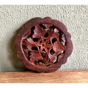 Soporte Decorativo Redondo Rústico de Madera de Sheesham Tallado a Mano para Colgar en la Pared, para Macetas, Venta al Por Mayor - Product Image 1
