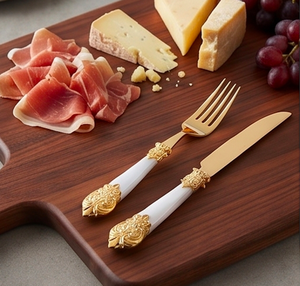 Ensemble de couverts de style luxueux avec poignées blanches et détails dorés, parfait pour des cadeaux haut de gamme et des occasions spéciales. - Product Image 3