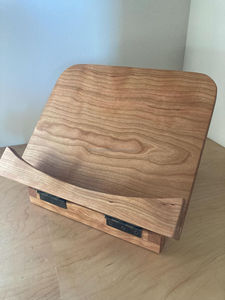 Soporte para libros de cocina de madera artesanal que ofrece un calor natural, estilo duradero y soporte práctico para recetas para cocineros caseros. - Product Image 4