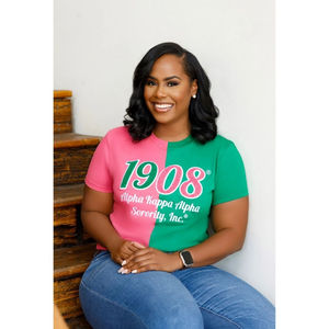 T-shirt en chenille Half Half 1908, design bicolore vert et rose, lettres brodées, vêtements de sororité, coton, vie universitaire grecque - Product Image 1