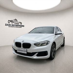 B.M.W Serie 1 Sedán 2020 Blanco 5 Plazas Faros LED Neumáticos R18 Volante a la Izquierda Gasolina - Product Image 1