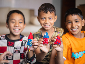 Decoración de petardos de fieltro hecha a mano para el 4 de julio, adorno colgante de comercio justo para el Día de la Independencia - Product Image 6