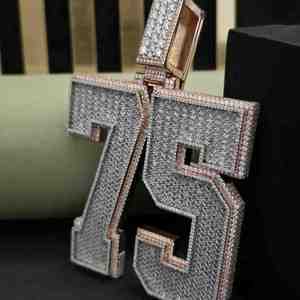 Colgante de Moissanita Hip Hop DOPE JEWELLS con Número 75 Totalmente Cubierto de Piedras, 45.89 CT, de Latón, Unisex, 173.5 GM, para Cada Ocasión - Product Image 3