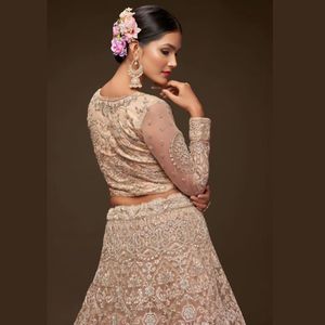 Lehenga Choli de Diseño en Tela Suave con Bordado de Hilo Zari Badla y Dori Brillante |   Vestido de Novia Semi-Cosido - Product Image 4