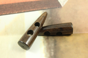 Botones de cuerno de búfalo pulidos a mano, ecológicos, de arte popular, diseño de cruz, origen India, 2 agujeros, para coser en ropa - Product Image 3
