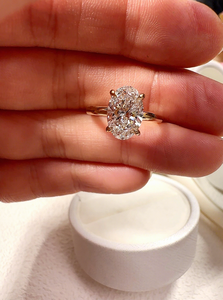 Bague de fiançailles, de mariage et de promesse classique à quatre griffes avec diamant ovale de 2 carats cultivé en laboratoire, or 10 carats, certifié IGI - Product Image 3