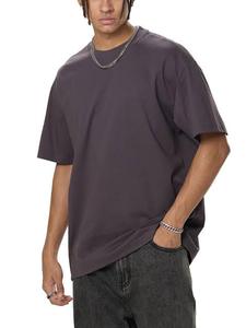 Camiseta de cuello simulado para hombre, gruesa y de peso pesado, ideal para capas en invierno, de corte regular, con estampado moderno y estética minimalista. - Product Image 1
