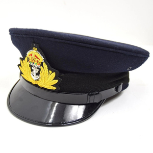 Casquettes à visière conçues avec un design détaillé, douces et respirantes, offrant une authenticité cérémonielle. Casquettes à visière en vente à prix réduit. - Product Image 2