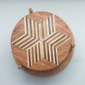 Sous-verres en bois bleu faits à la main avec accents dorés - Ensemble de sous-verres carrés écologiques résistants au four, design classique pour la décoration de la maison - Product Image 2