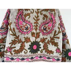 Chaqueta de mujer de terciopelo Suzani de invierno, bordada a mano, reversible, con cierre de botones y calefactable. - Product Image 3
