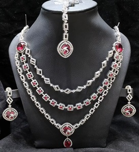 Impresionante conjunto de collar chapado en oro afgano con piedras rectangulares de rubí y esmeralda con detalles de cristal blanco. - Product Image 1