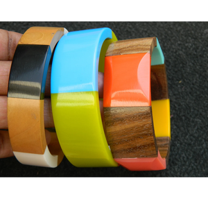 Bracelets en résine faits à la main - Style tendance pour les fêtes, cadeau de mariage et de vacances - Product Image 1