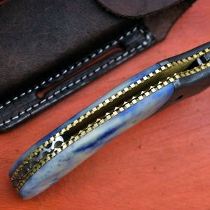 Cuchillo de caza de acero de Damasco con hoja de punta caída, borde dentado, mango azul y apertura con perilla para el pulgar - Product Image 4