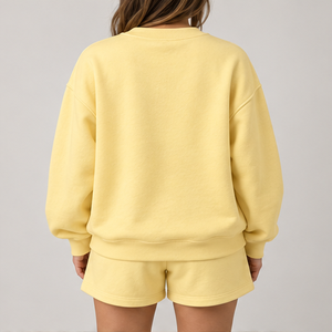 Conjunto de 2 Piezas para Mujer, Camiseta Cuello Redondo con Estampado de Letras y Pantalones Cortos, Color Amarillo Mantequilla, Ropa Deportiva Casual Personalizada - Product Image 2