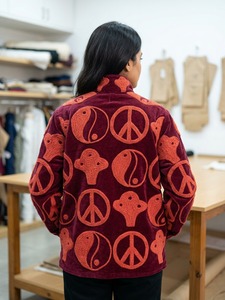 เสื้อแจ็คเก็ตกำมะหยี่สีแดงเลือดหมูสำหรับผู้หญิง ปักลายหยินหยาง คอจีน ปิดแบบเปิด สวมใส่ในฤดูใบไม้ร่วง - Product Image 2