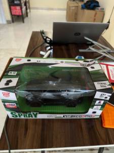 Voiture télécommandée VIP Scorpion Spray à l'échelle 1:18, noire avec roues rouges, modèle en plastique, jouet alimenté par piles, pour les enfants de 5 à 7 ans - Product Image 2