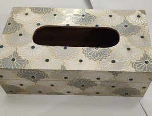 Boîte à mouchoirs en bois émaillé personnalisable, design imprimé unique pour restaurants et hôtellerie - Product Image 2