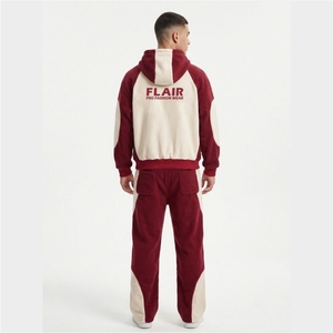 Conjunto Deportivo de Felpa Borgoña para Hombre, Sudadera con Capucha y Pantalones Jogger con Logotipo Personalizado, Paneles en Contraste, Estilo Urbano, Dos Piezas - Product Image 2