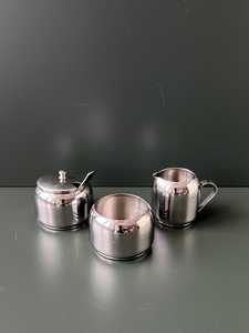 Jarra de Crema Metálica Contemporánea para Cafetería y Mesa de Comedor - Product Image 1