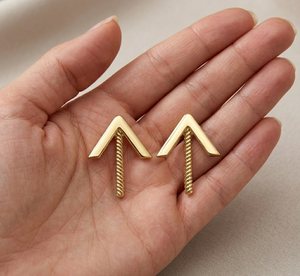 Pendientes en Forma de V de Latón Pulido Dorado Hechos a Mano por KENWAY SARTAJ WORLDWIDE, Borlas de Cadena Delicadas, Revestimiento de PU Resistente al Deslustre - Product Image 5