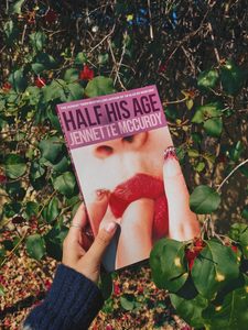 Half His Age de Jennette McCurdy, libro en inglés con tapa blanda, historia emocional de amor, relaciones y drama. - Product Image 1