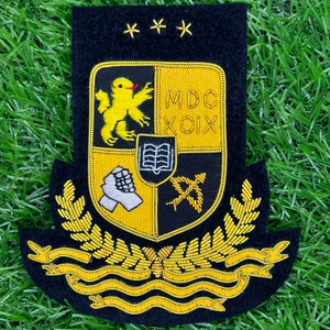 Parche de escudo bordado personalizado con hilo dorado para coser en prendas. - Product Image 3