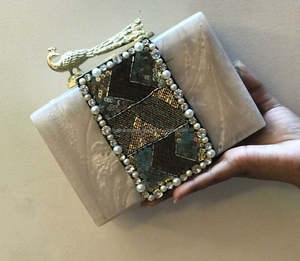 Sac à main de fête en résine indienne Pochette de mariage élégante faite à la main pour femme par Humran Export - Product Image 2