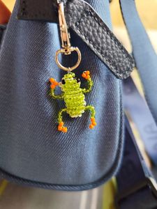 Porte-clés brodé de qualité supérieure avec des perles colorées, des broderies complexes faites à la main et une finition élégante - Product Image 5