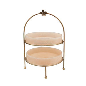 Plateau de rangement rectangulaire en résine avec poignées dorées, finition texturée, design minimaliste, empilable, pour utilisation sur table, à un seul niveau - Product Image 4