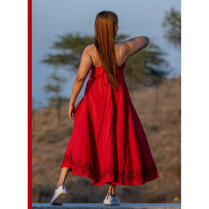 Robe maxi décontractée en tissu tissé à la main, taille unique, de la marque Quince Life, en rouge - Product Image 2