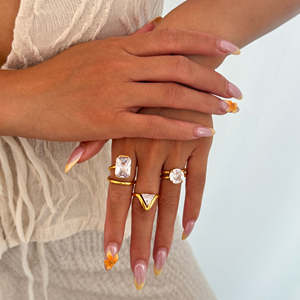 Bague de fiançailles tendance en argent sterling 925 avec zircone cubique, coupe triangulaire en V de 1,00 carat, cadeau d'anniversaire - Product Image 4