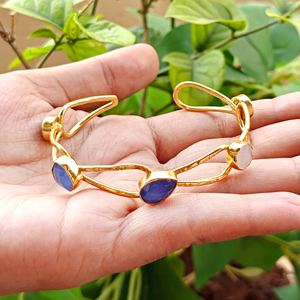 กำไลข้อมือแบบปรับได้ชุบทอง 18k ประดับด้วยพลอยแคลซิโดนีทรงเช็คเกอร์คัท รูปทรงหลากหลาย ประดับพลอยบริโอเลตแบบฝังขอบ ด้านหลังเปิด - Product Image 6
